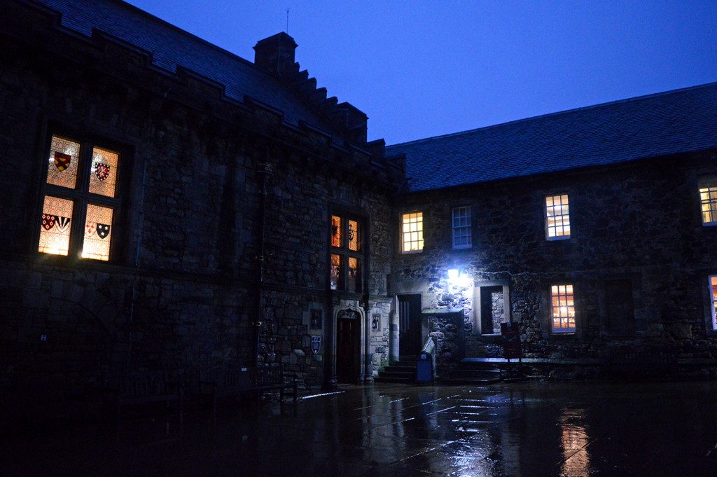 Cour pavée du château, dans la nuit