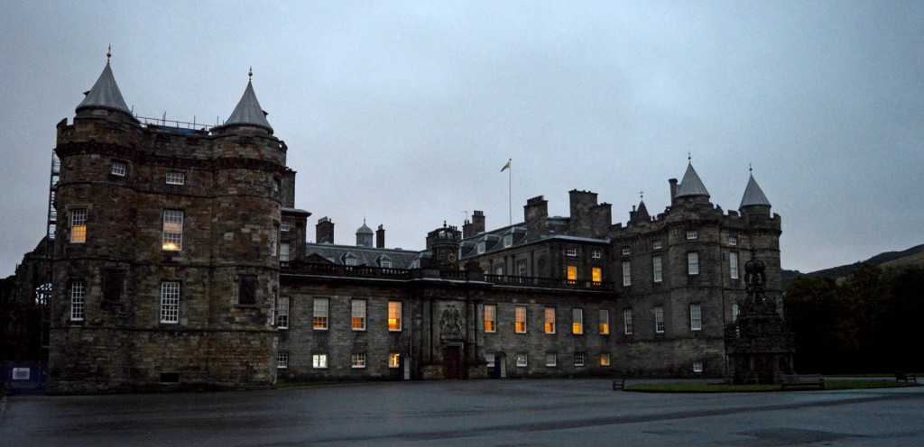 Château de Holyroodhouse, au loin, avec la lumière sortant des ses fenêtres, à la tombée de la nuit