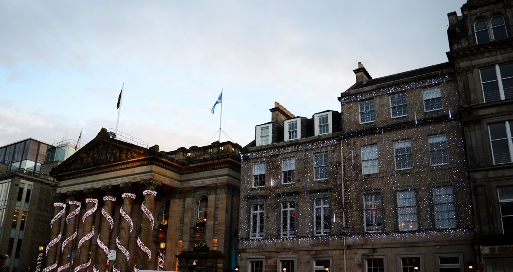 Décorations de noël autour des colonnes et sur la façade d'un bâtiment