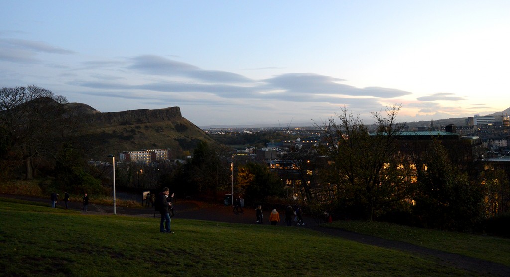 Vue sur la ville éclairée et Arthur's seat