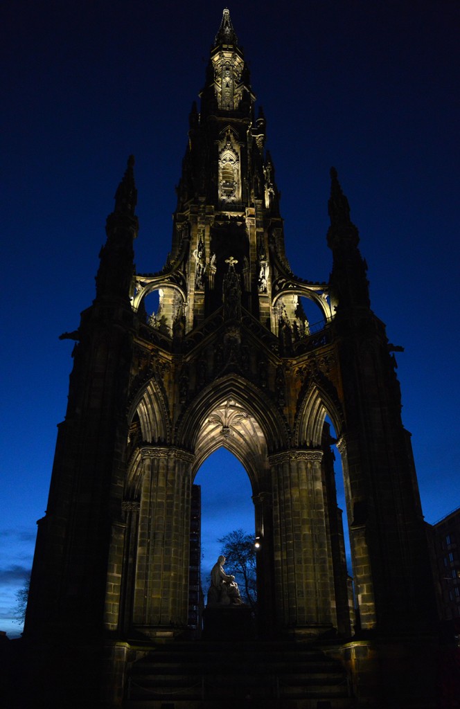 Scott monument de nuit, sombre, avec quelques éclairages