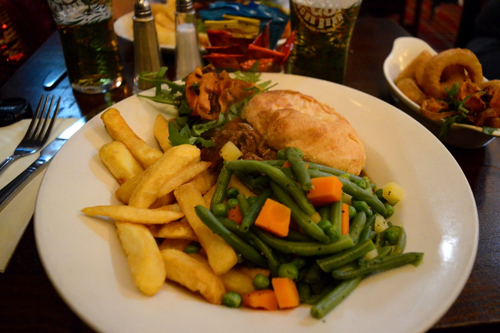 Assiette contenant un hamburger, des frites et des haricots vert