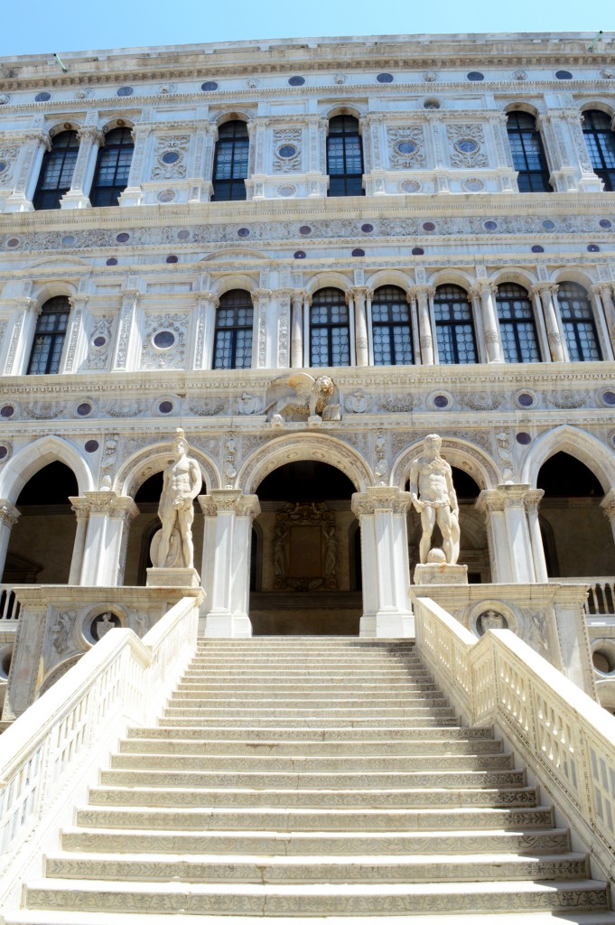 venise palais doges escaliers statues