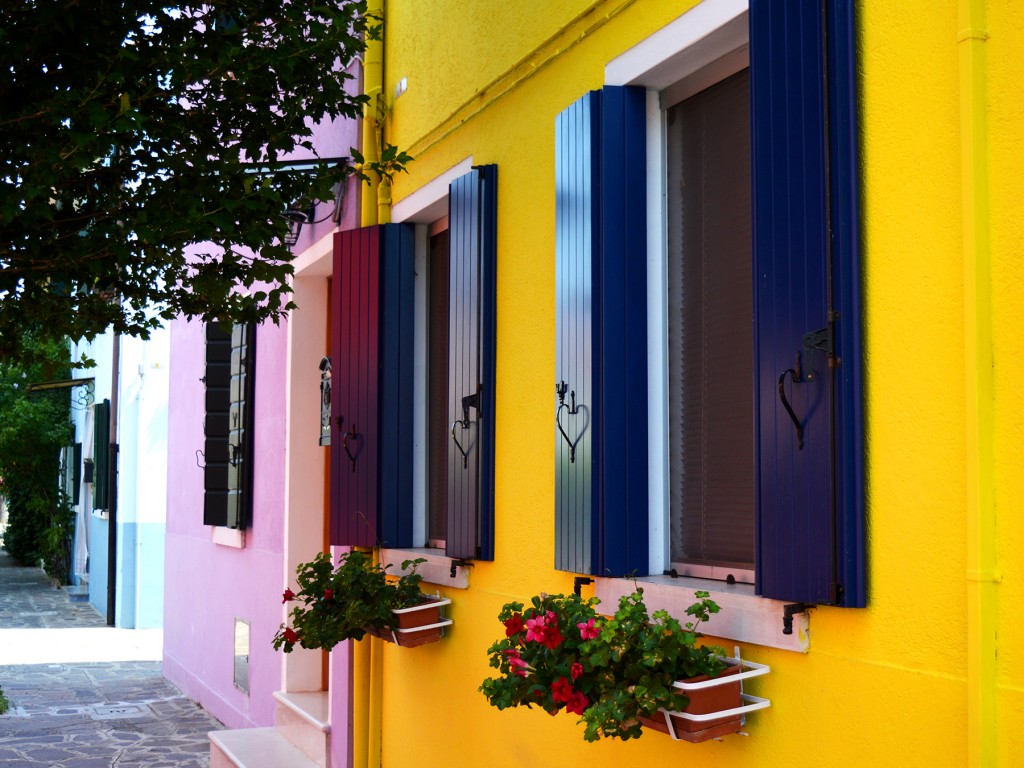 burano maison jaune volets coeur fleurs