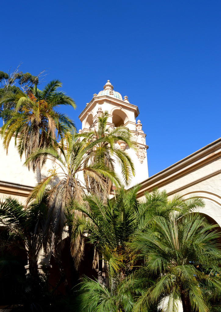 Architecture hispanique et palmiers dans Balboa Park