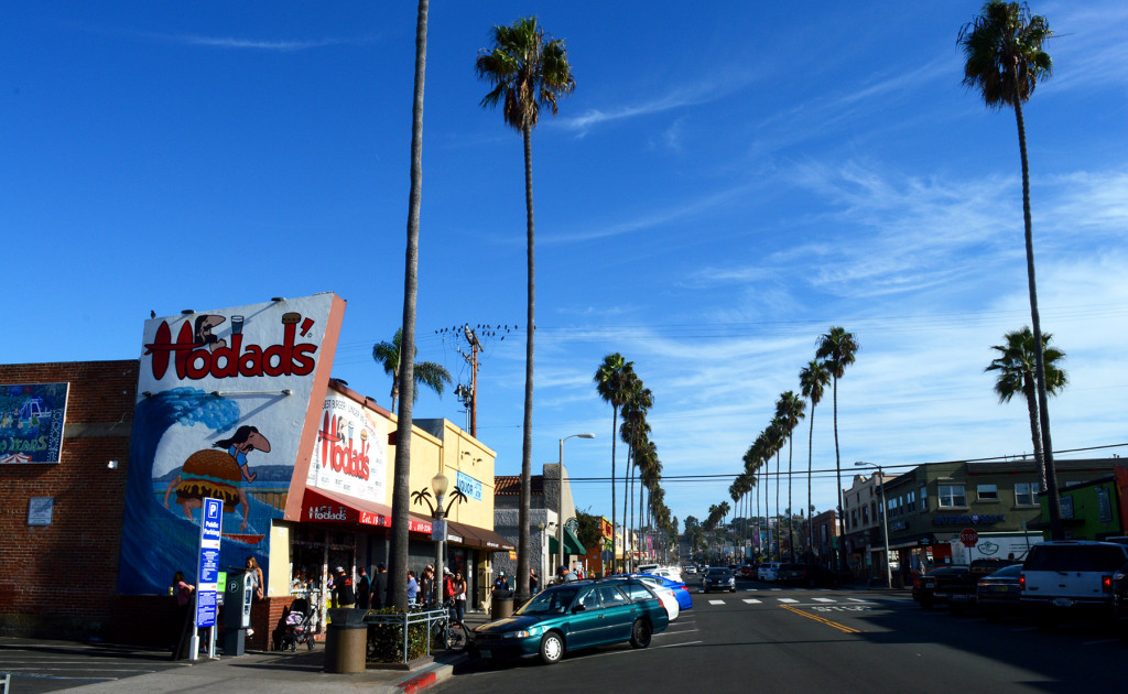 Vue sur une rue d'ocean beach avec hodad's