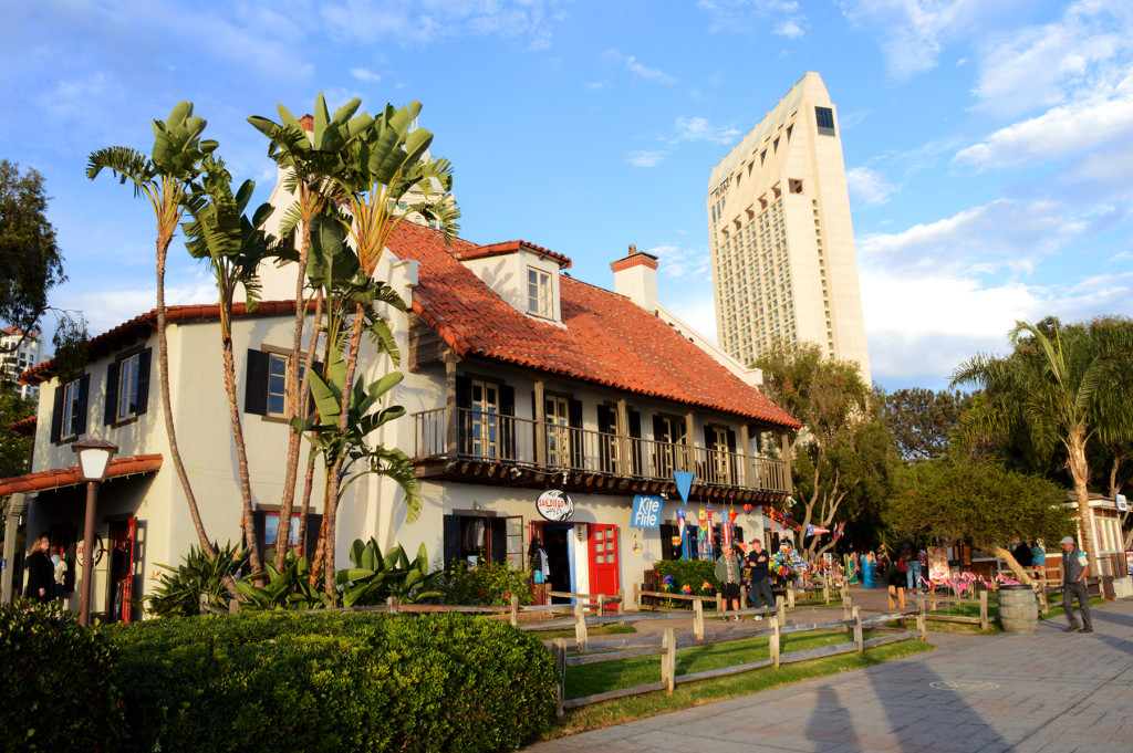 seaport village sous la lumière du soleil couchant