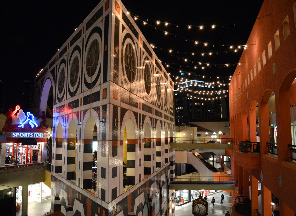 Horton plaza éclairé la nuit