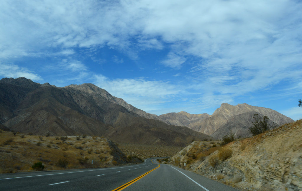 Sur la route au milieu du relief