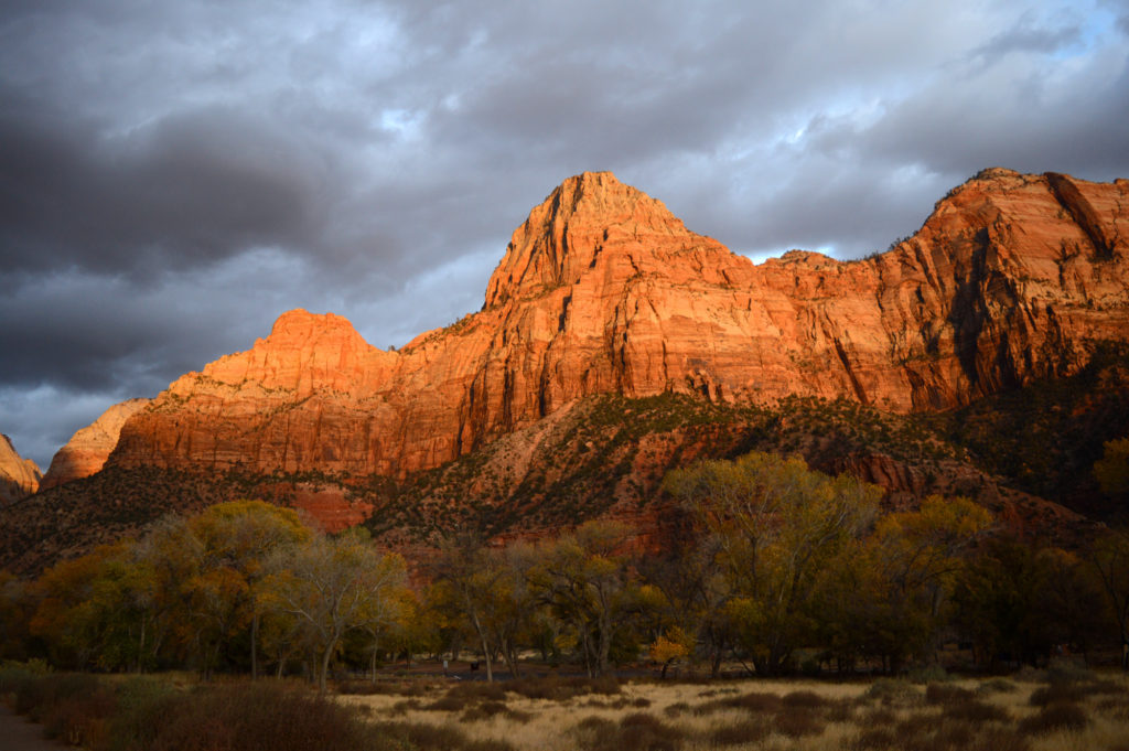 les montagnes au coucher du soleil