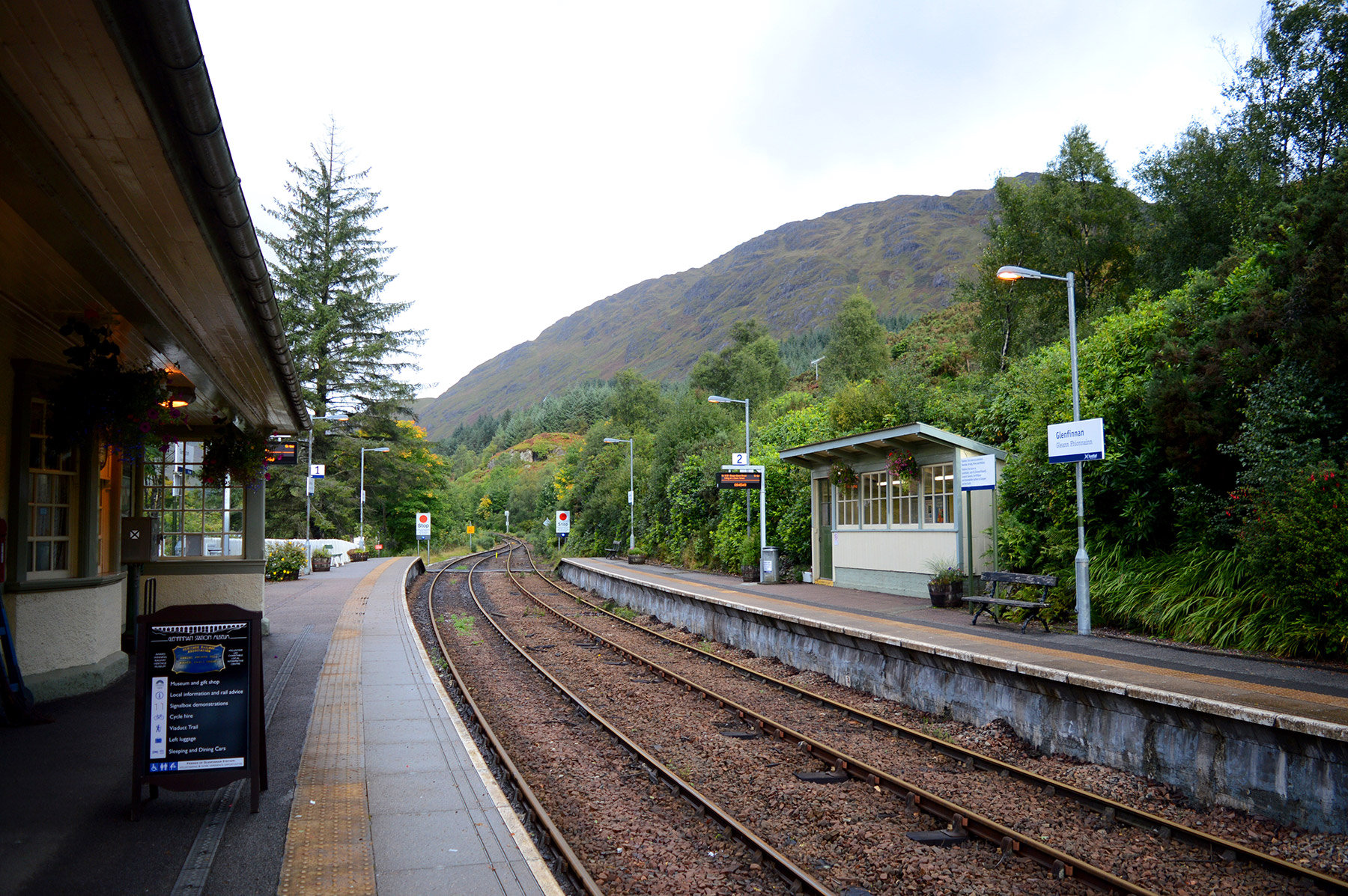 rails de la gare, avec les montagnes alentours 