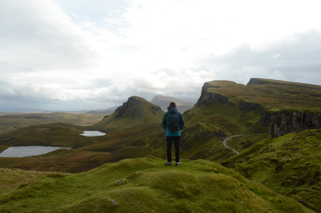 Manu devant la vue sur Quiraing