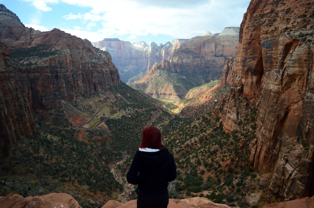 Mandy devant la vue sur le canyon