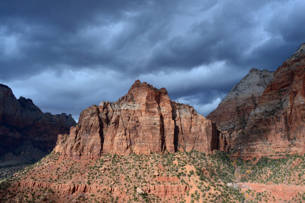 contraste entre ciel et roche dans le canyon