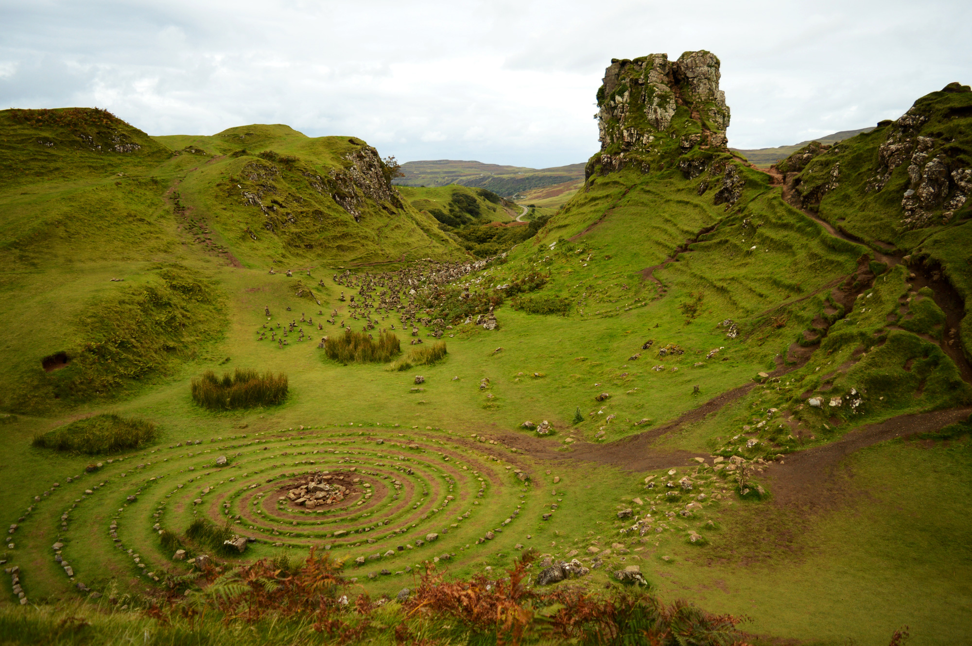 cercles de pierres et petites collines vertes et rocailleuses sur l'île de skye
