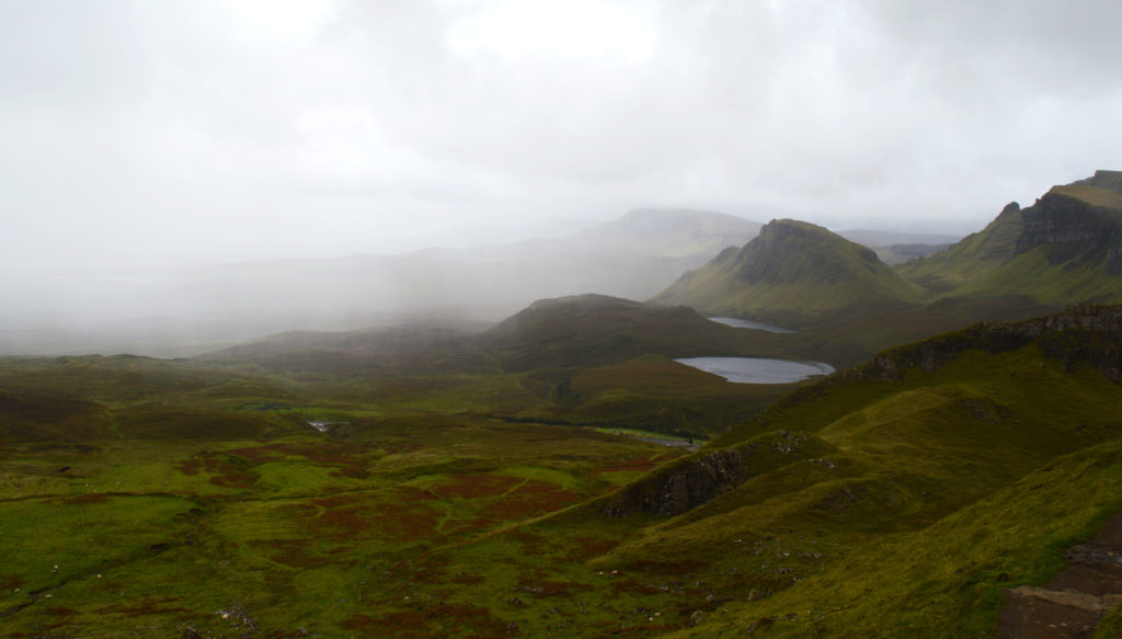 vue quiraing avec de la brume et la pluie au loin sur l'île de Skye