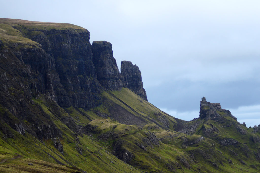 vue sur la randonnée quiraing et ses reliefs 