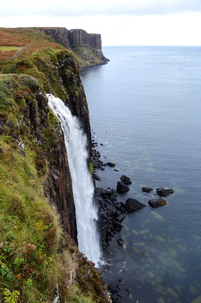 cascade de kilt rock avec une eau transparente