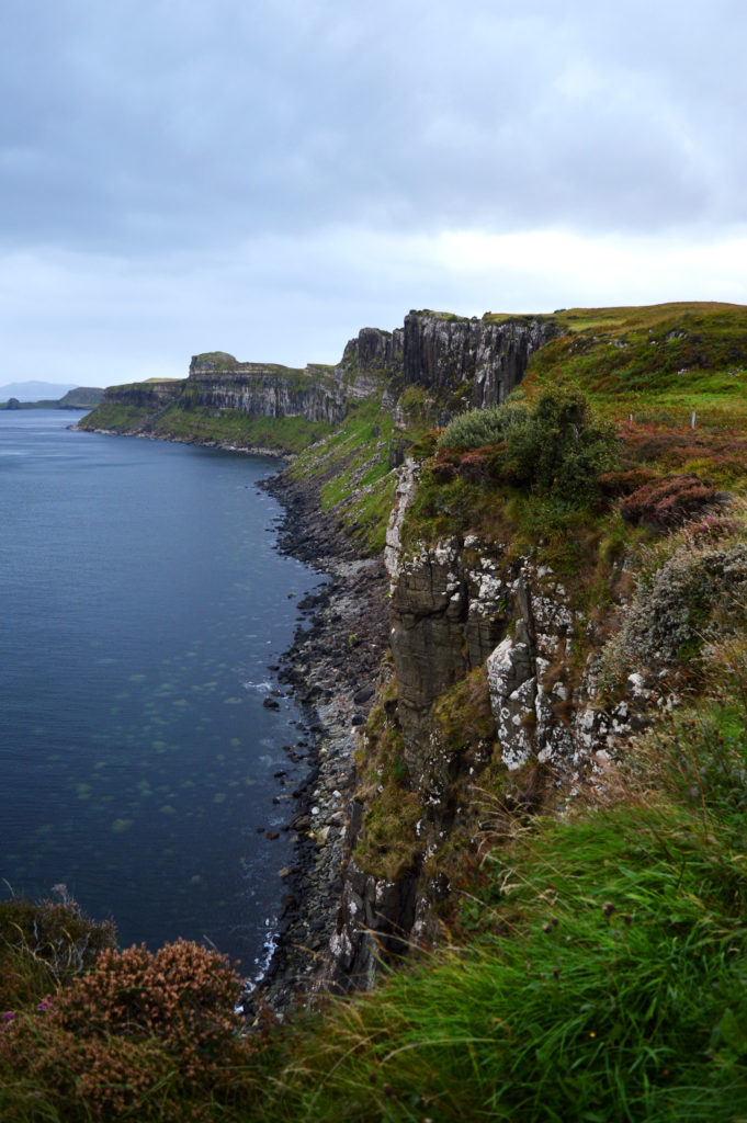 falaises en bord de mer sur l'île de Skye