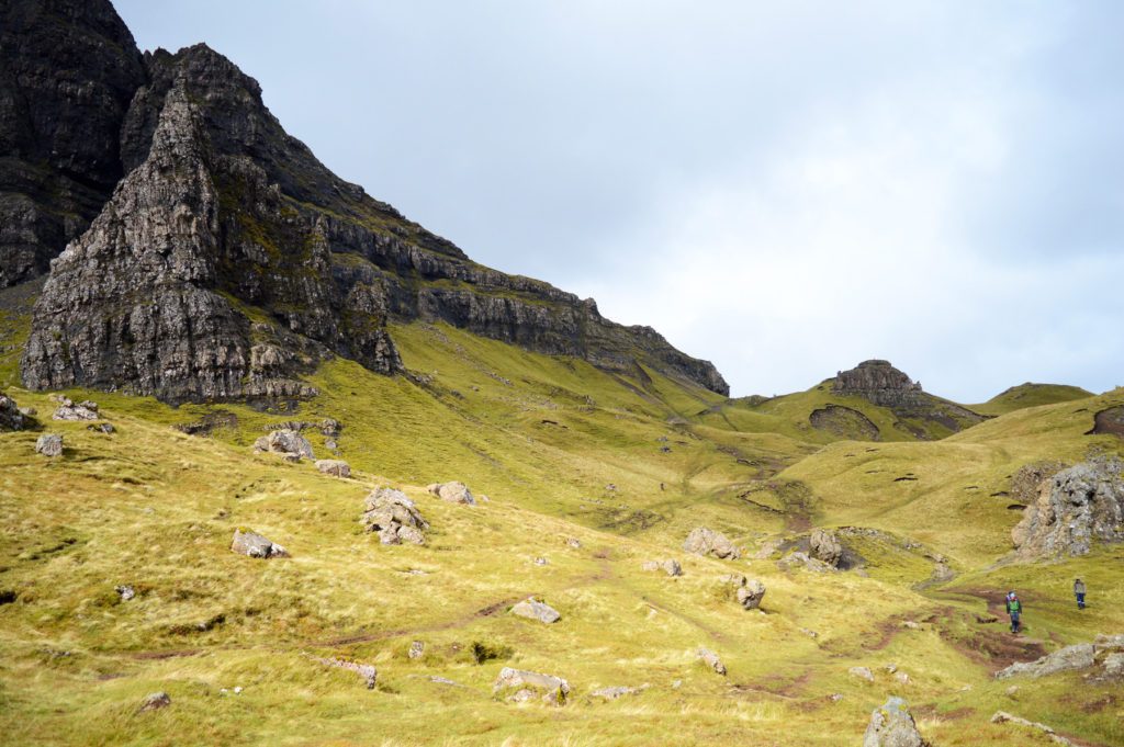 chemin de randonnée au milieu de old man of storr