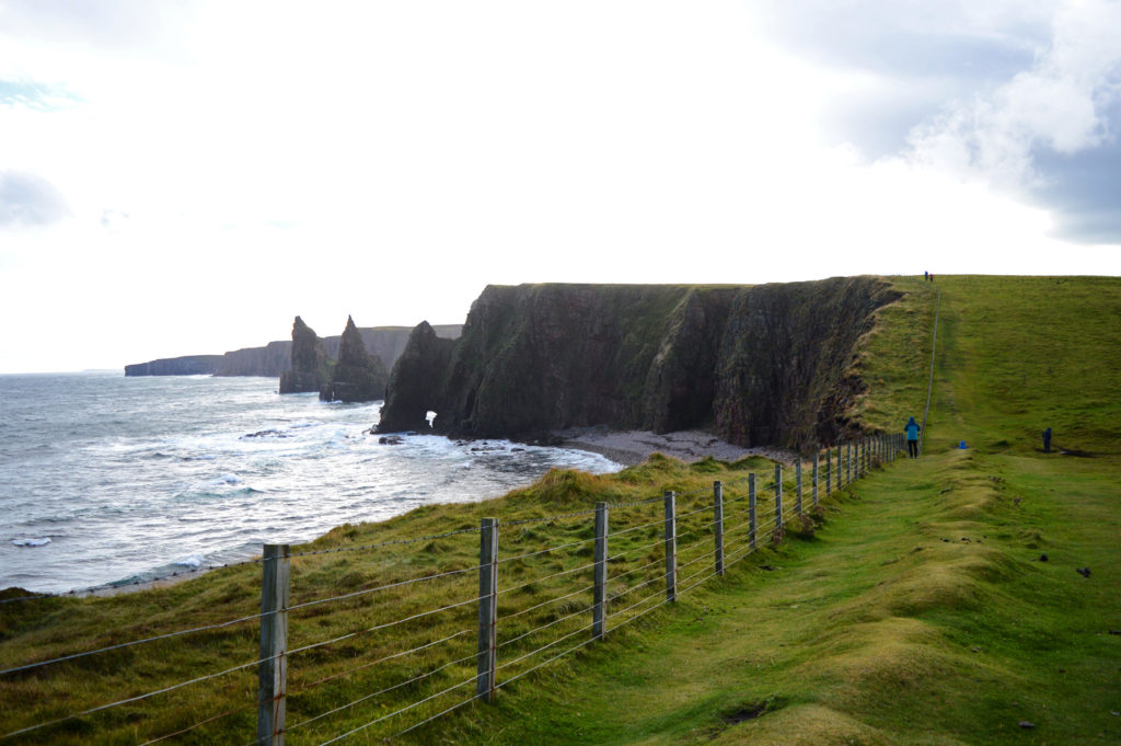 vue de loin sur les Duncansby Stacks