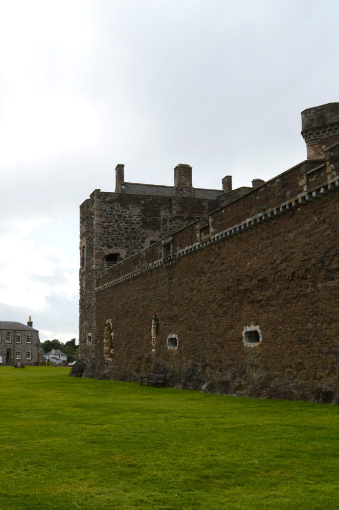 Mur recouvert de mousse du chateau de blackness et pelouse verte