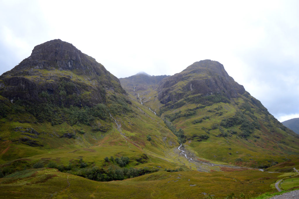 Montagnes avec petites cascades coulant au milieu