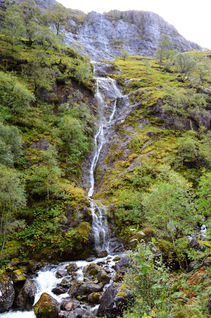 Haute cascade coulant d'une falaise