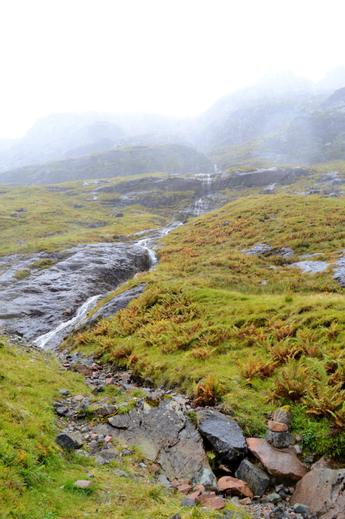 Petite cascade semblant sortir des nuages