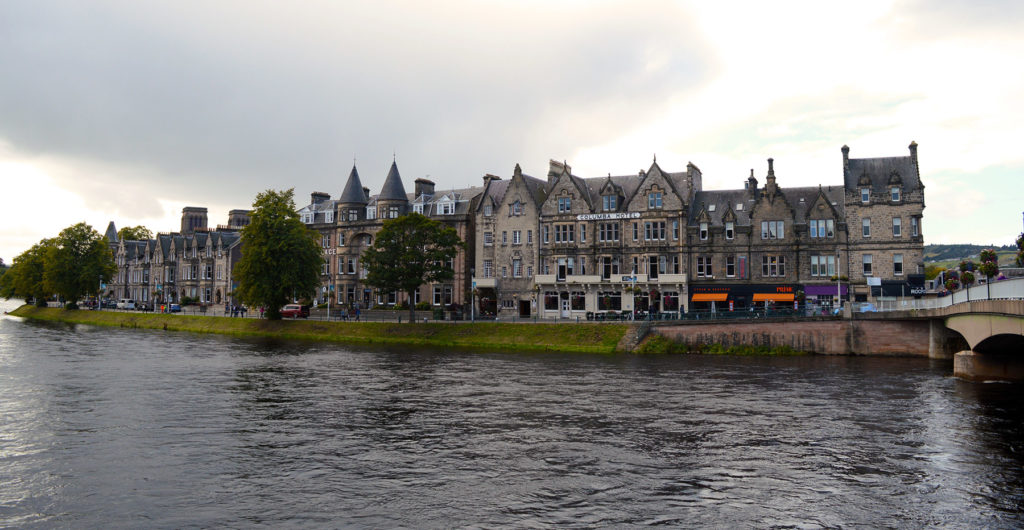 batiments d'Inverness sur les bords de la ness