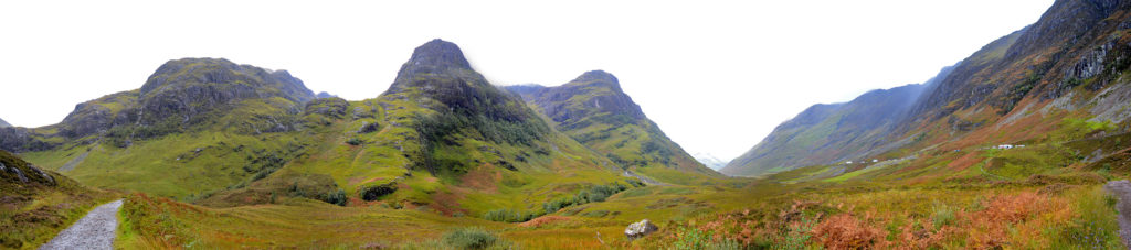 Panorama des "Three sisters" : 3 montagnes noires aux formes arrondies, émergeants de la vallée verte/marron/orange