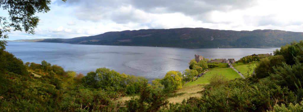 Panorama sur le loch ness et le chateau d'urquhart