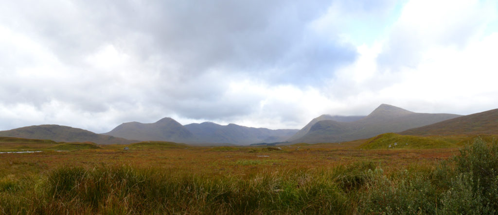 panorama sur la route au milieu des montagnes