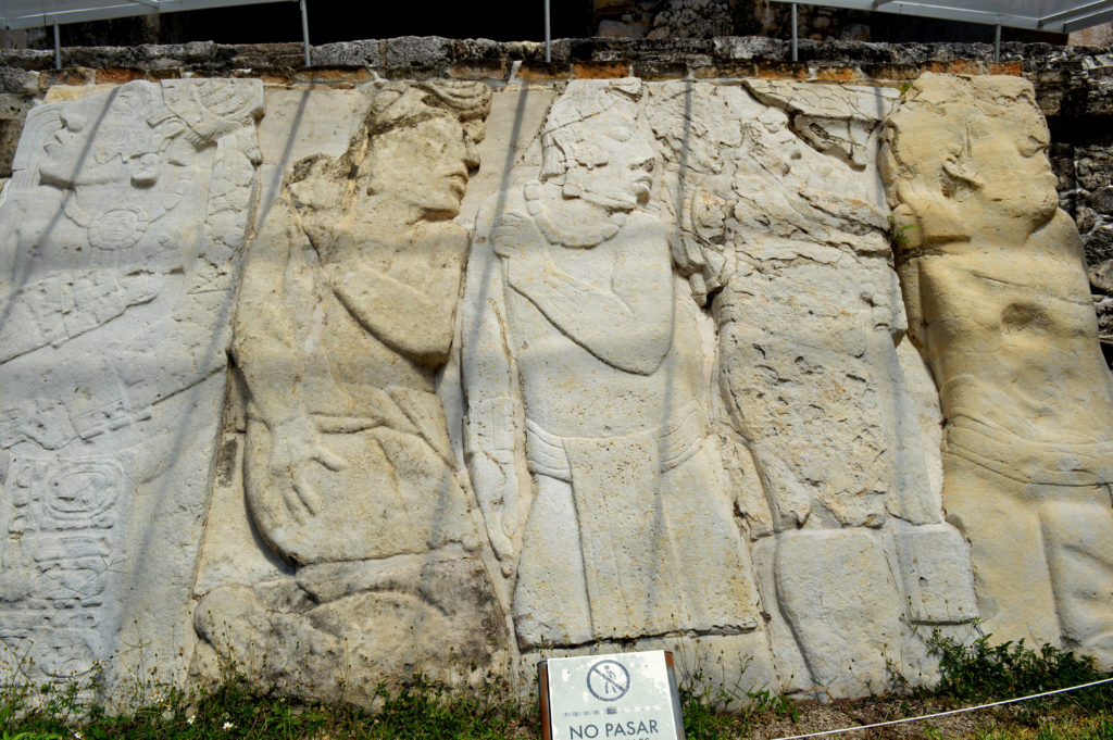 fresque sculptée maya ruines palenque mexique