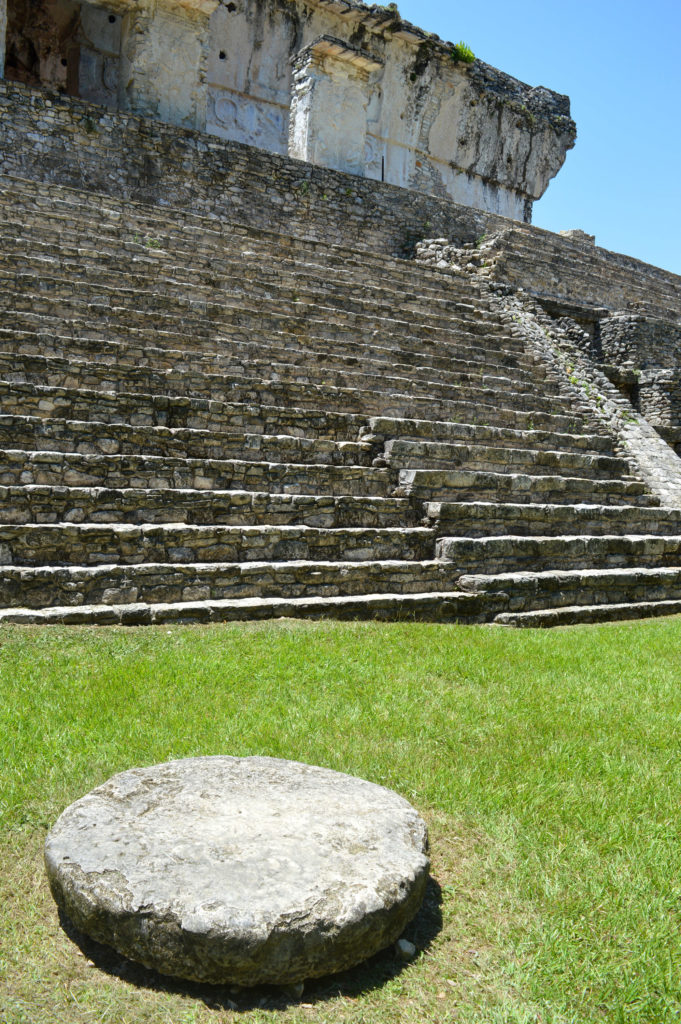 pyramide et pierre sacrifice ruines palenque mexique