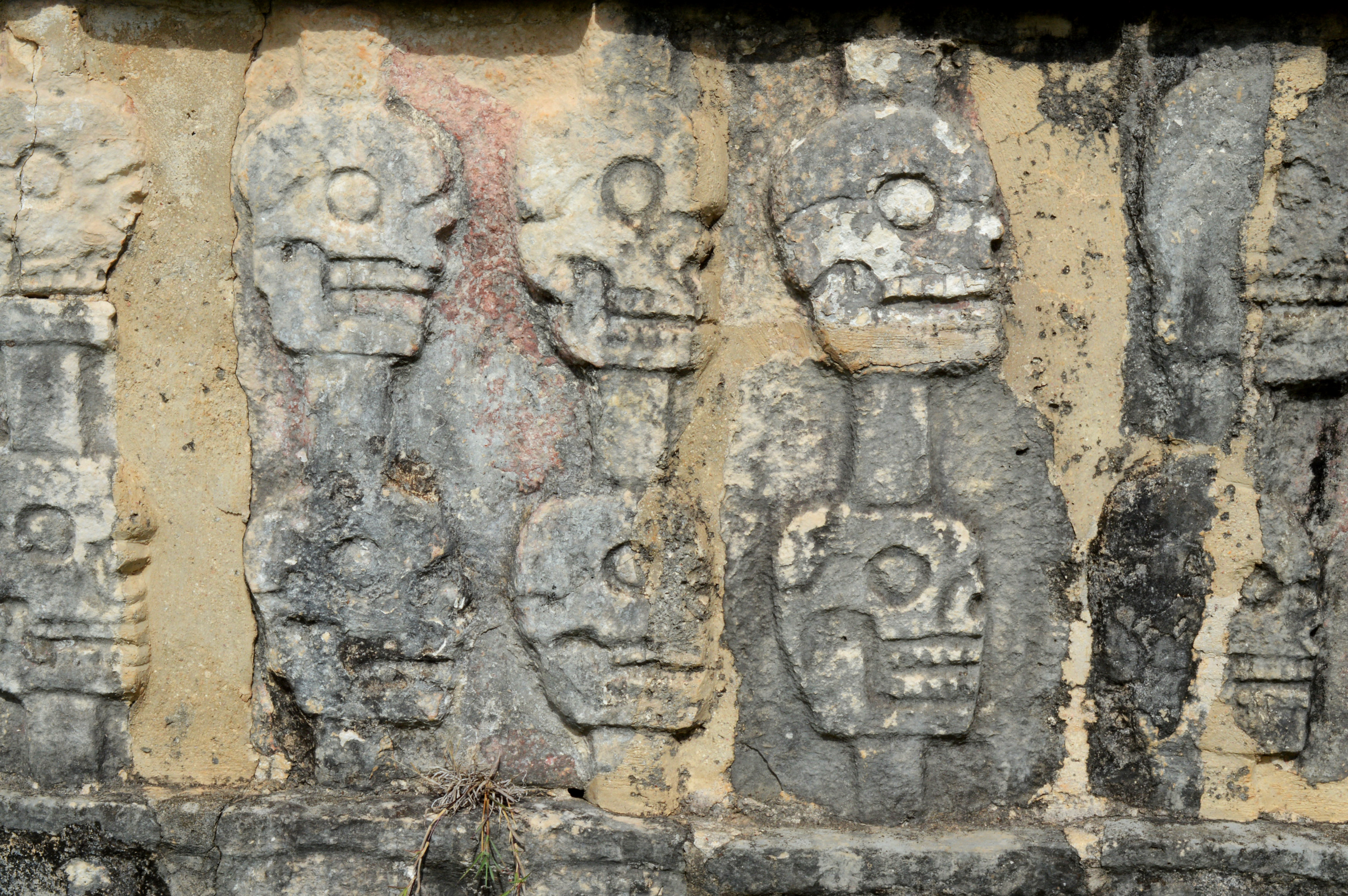 têtes de mort sculptées ruines chichen itza mexique