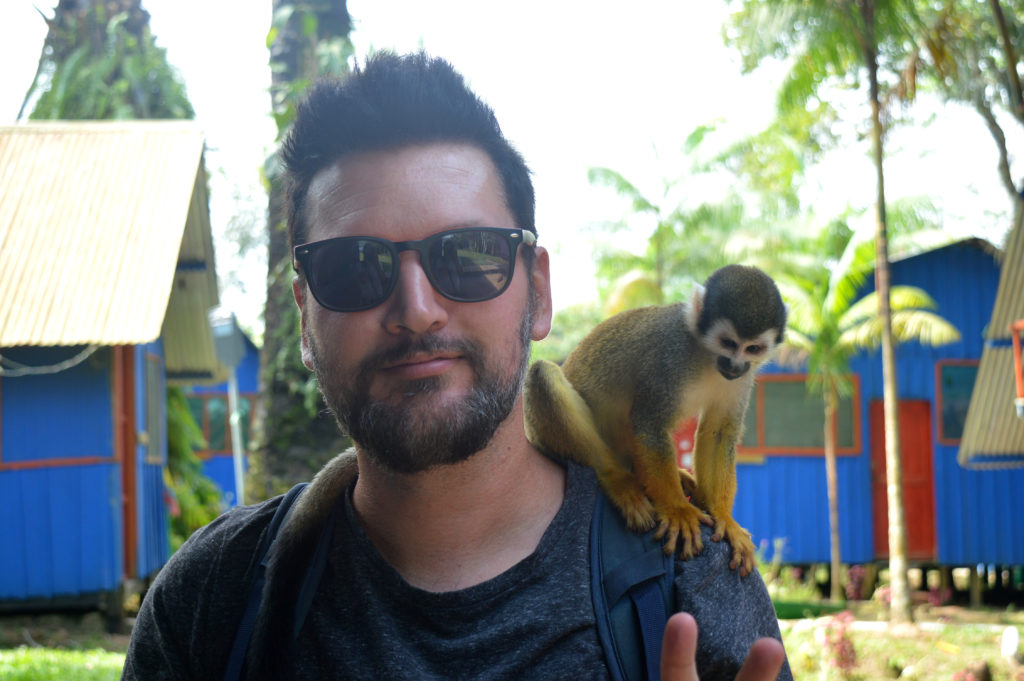 Manu avec un singe saïmiri (singe-écureuil) sur l'épaule