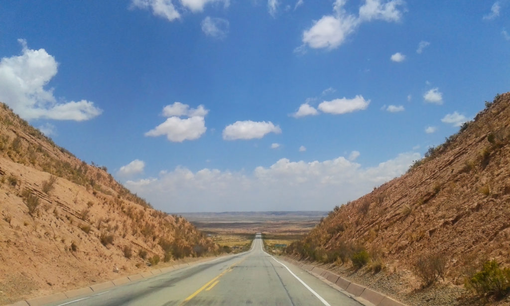 Route en hauteur avec vue sur la plaine en contrebas