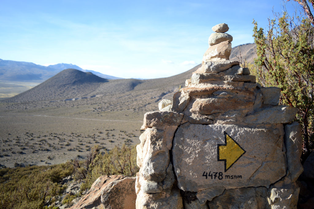 Monticule de pierre indiquant l'altitude de 4478 mètres