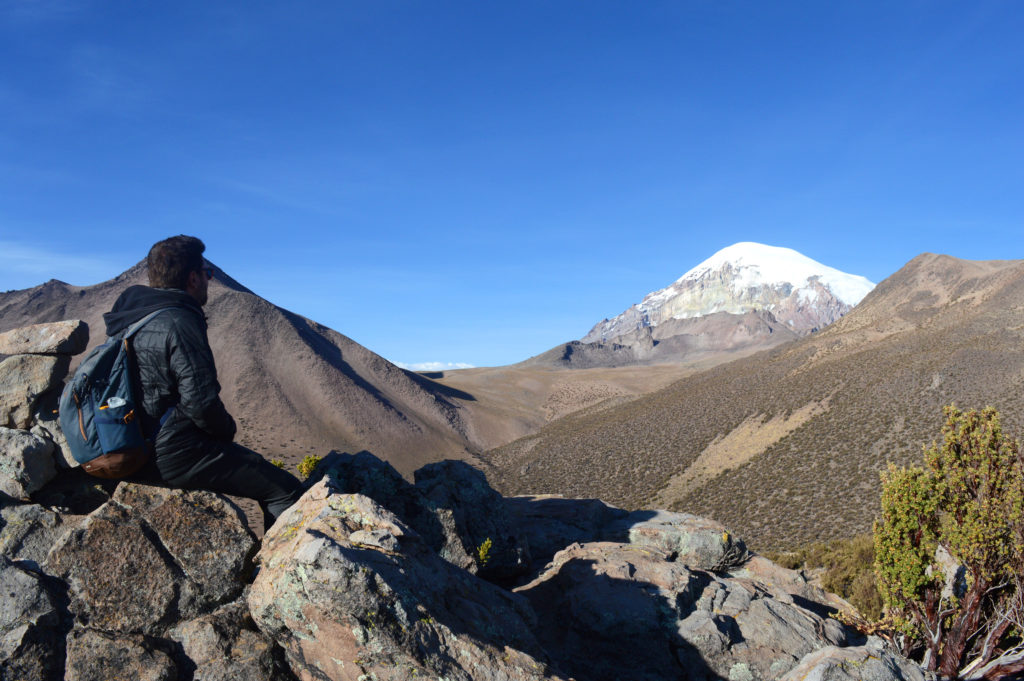 Vue sur le bout du sommet enneigé du volcan Sajama, depuis le sommet du Monte Cielo