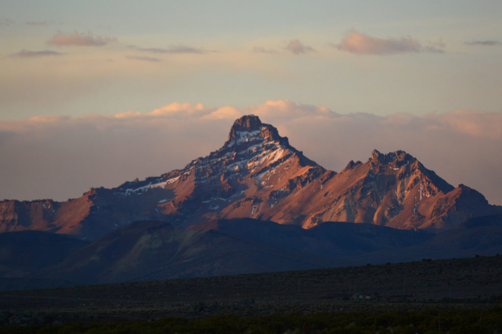 Montagne teintée de rose au coucher du soleil