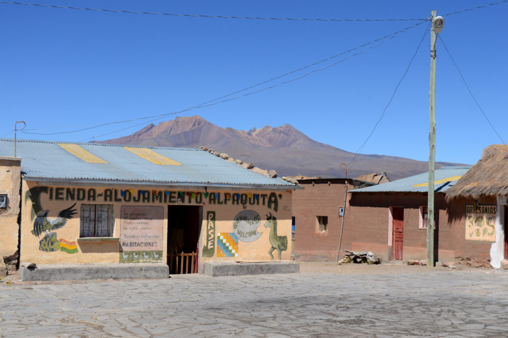 Petite épicerie dans le village de Sajama