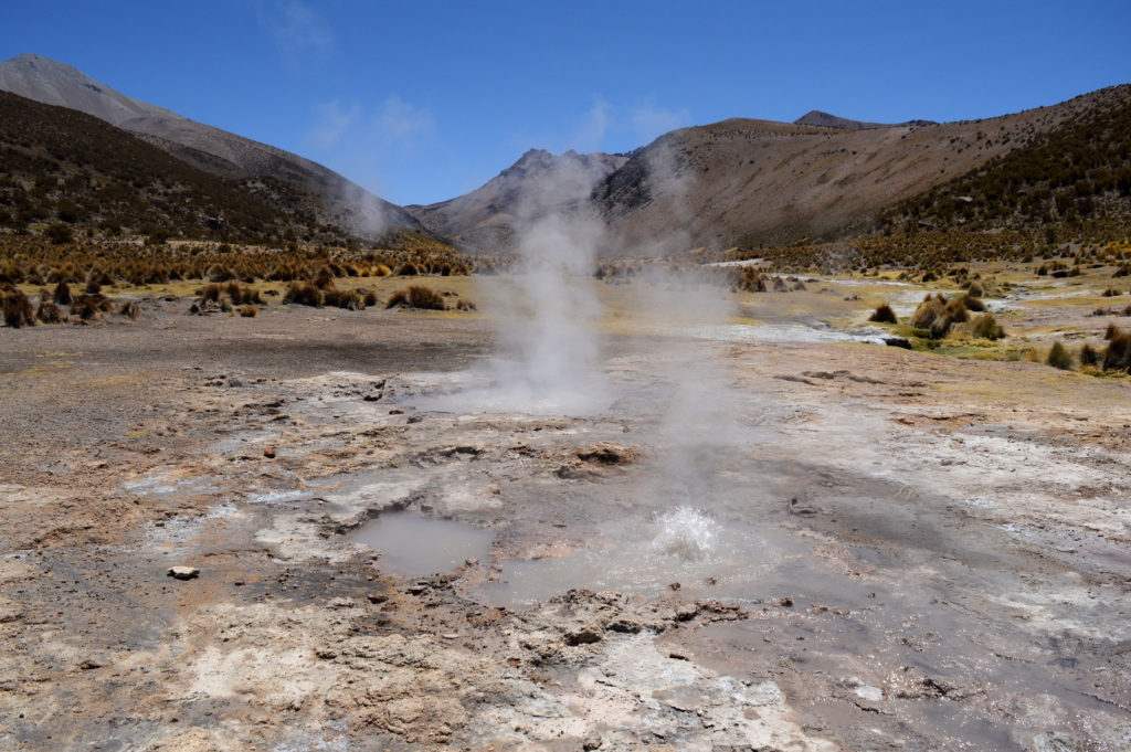 Vapeur sortant des multiples trous de geysers