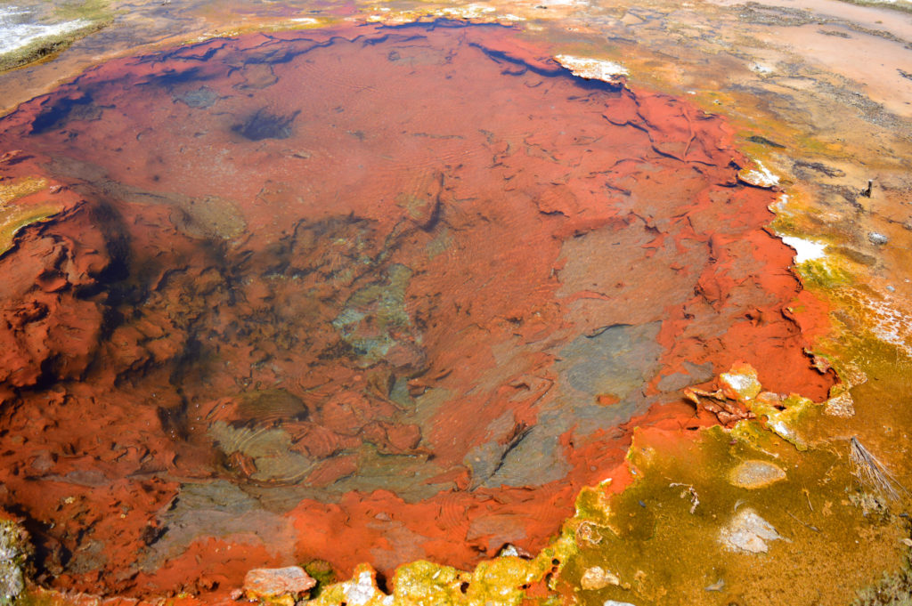 Gros plan du geyser, de couleur orange, jaune et rouge