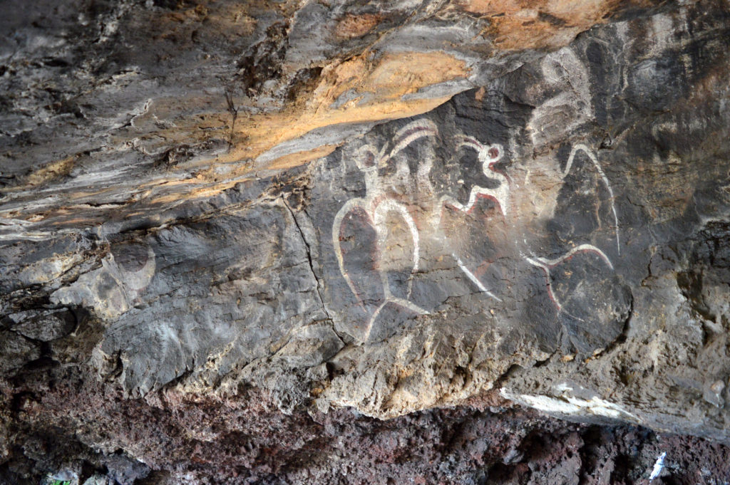 Dessin de l'homme oiseau sur le mur d'une grotte