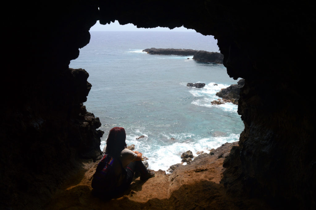 Fenêtre dans une grotte, donnant sur les falaises et la mer