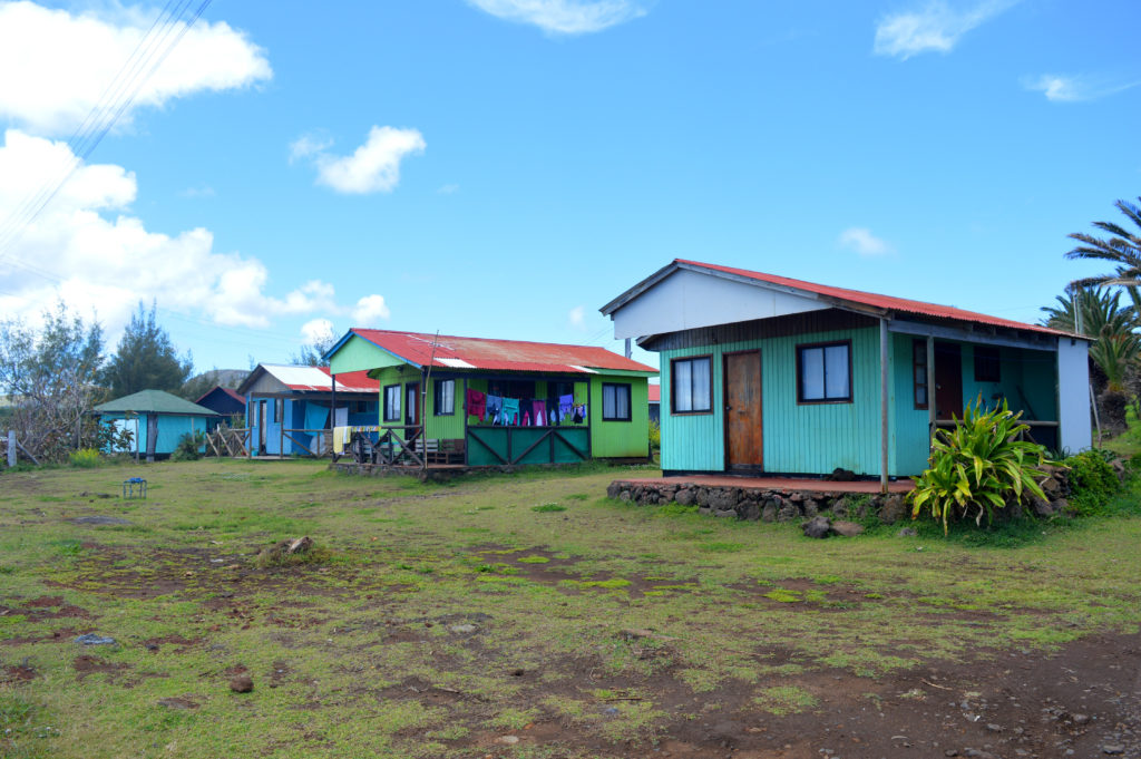 Maisons en bois de l'île de Pâques, toutes colorées