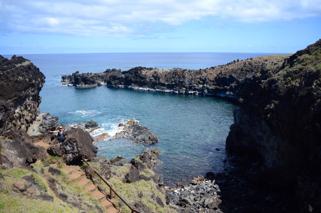 Falaises de rocher noir avec l'eau turquoise en contre bas