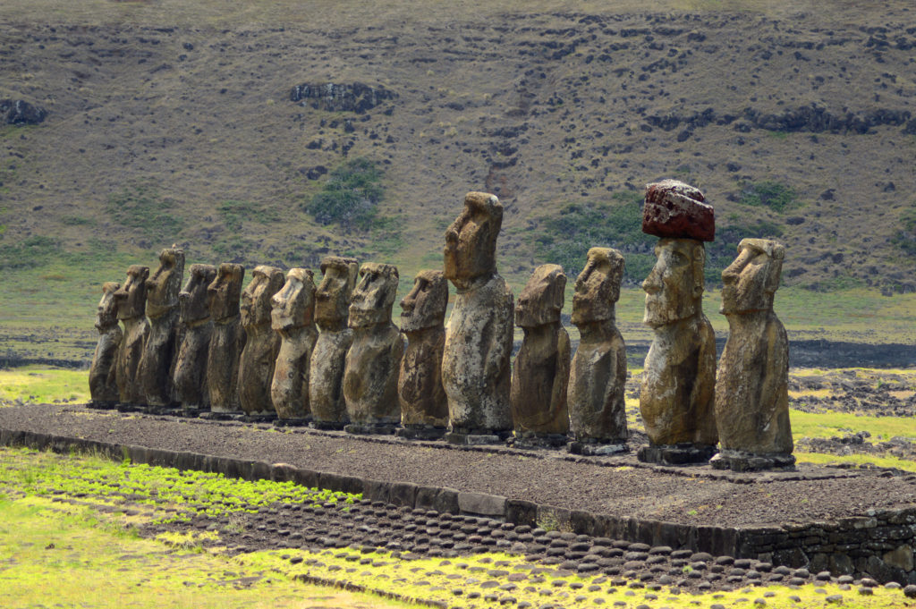 Moaïs de Tongariki, alignés sur leur plateforme