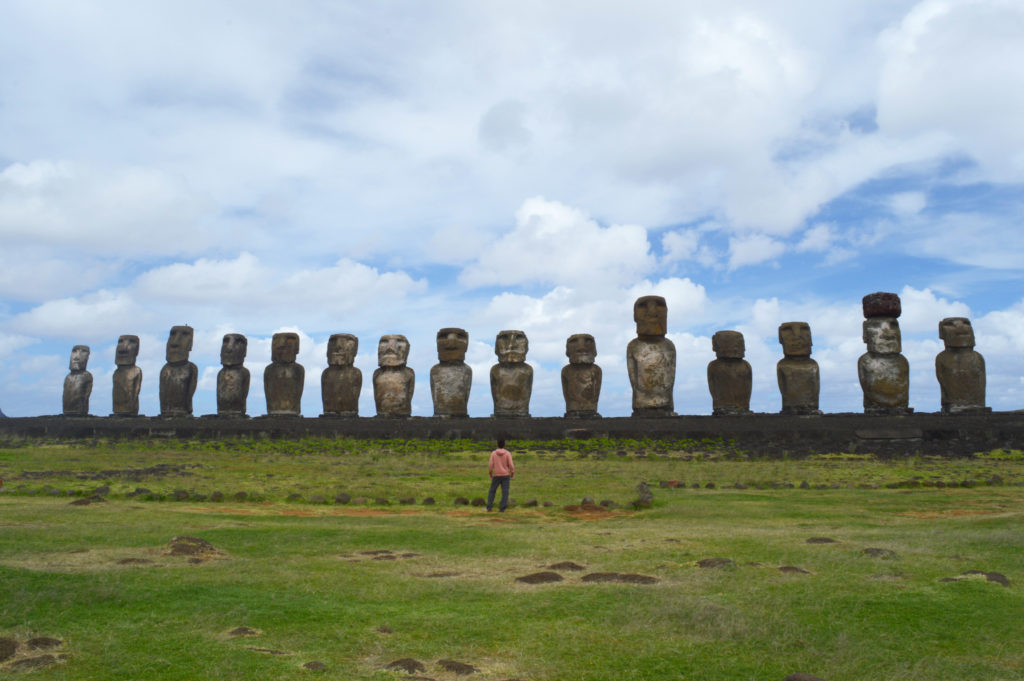 Manu devant les immenses statues alignées de Tongariki